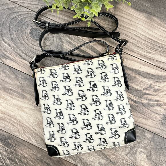 Dooney & Bourke Logo Crossbody Bag Purse White Black Leather Trim Strap - Picture 2 of 14